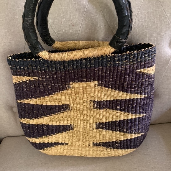 Straw bag leather vintage cottage boho basket from Ghana in Natural and navy - Picture 4 of 11